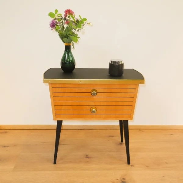 Kleine Kommode Hell mit Schwarzer Resopalplatte 1950er Jahre Mid-century Modern Design Style Retro Möbel