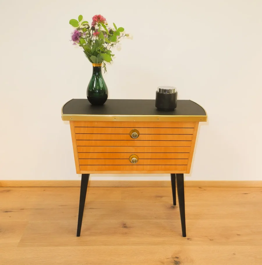 Kleine Kommode Hell mit Schwarzer Resopalplatte 1950er Jahre Mid-century Modern Design Style Retro Möbel