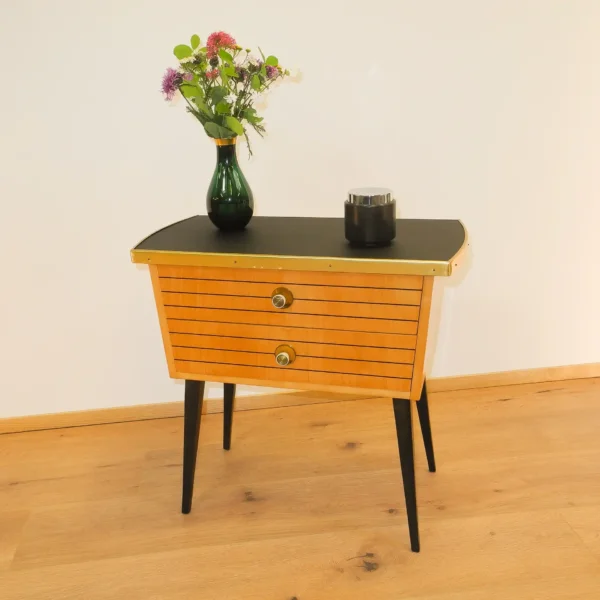 Kleine Kommode Hell mit Schwarzer Resopalplatte 1950er Jahre Mid-century Modern Design Style Retro Möbel