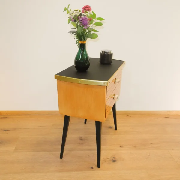 Kleine Kommode Hell mit Schwarzer Resopalplatte 1950er Jahre Mid-century Modern Design Style Retro Möbel