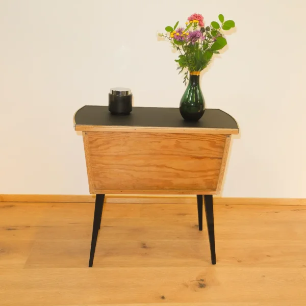 Kleine Kommode Hell mit Schwarzer Resopalplatte 1950er Jahre Mid-century Modern Design Style Retro Möbel