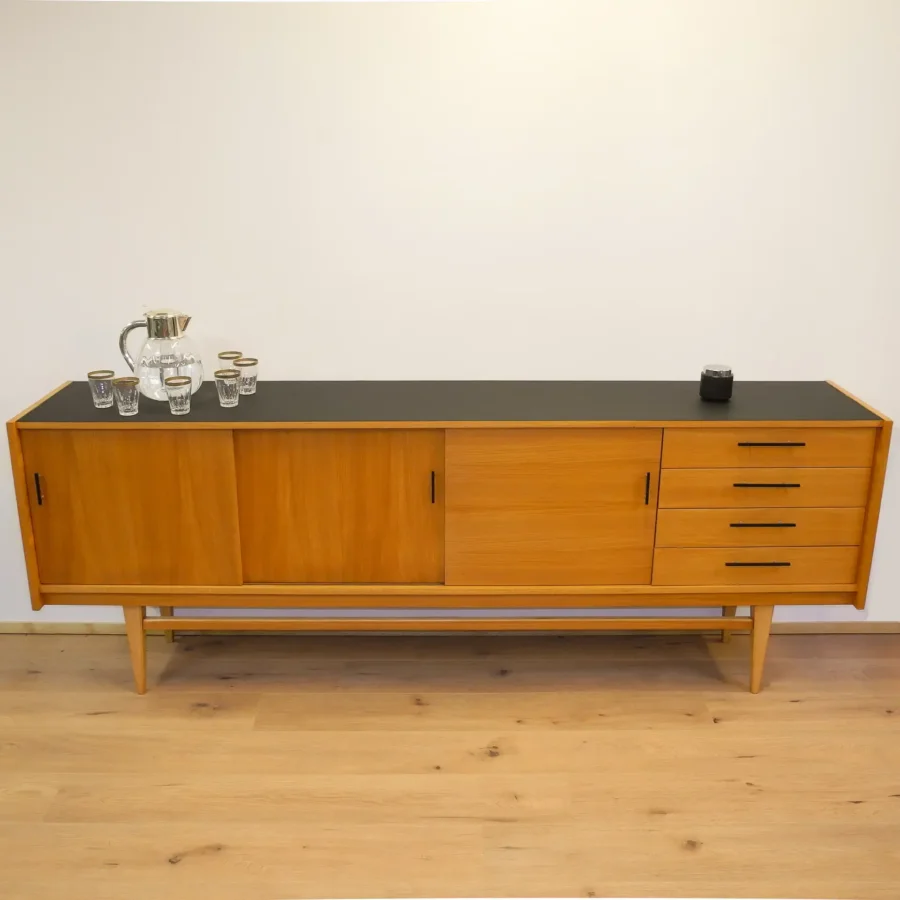 Sideboard von Royal Board Sweden Esche mit Schwarzer Resopalplatte 1960er Jahre Mid-century Modern Design Style Retro Möbel