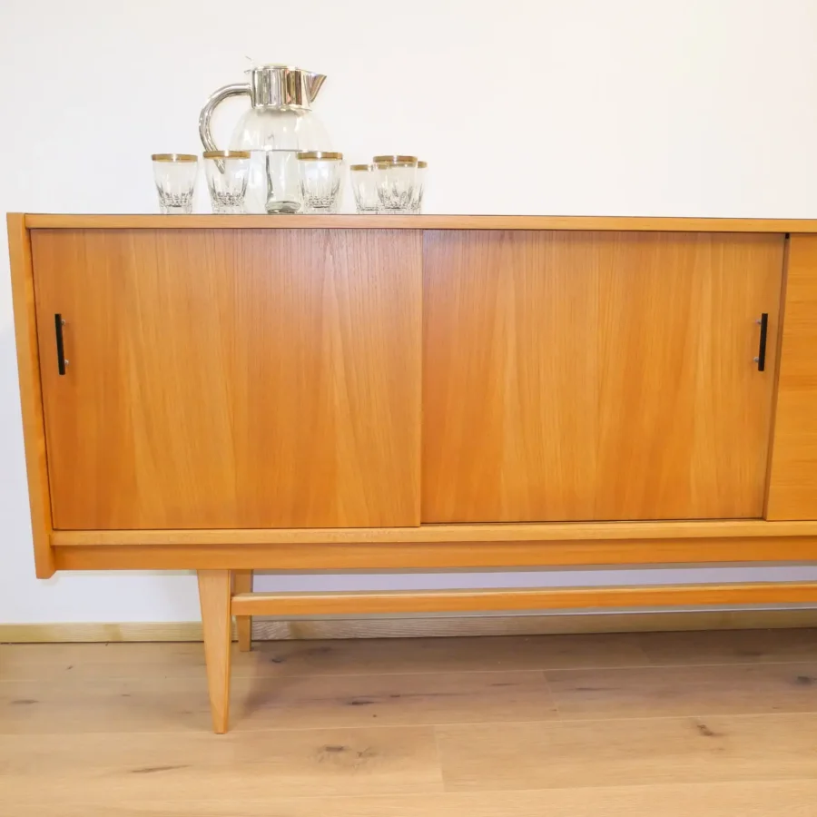 Sideboard von Royal Board Sweden Esche mit Schwarzer Resopalplatte 1960er Jahre Mid-century Modern Design Style Retro Möbel