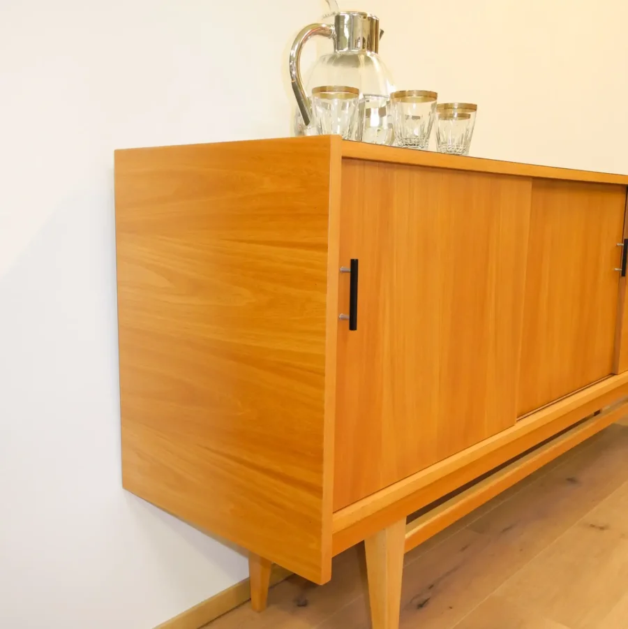 Sideboard von Royal Board Sweden Esche mit Schwarzer Resopalplatte 1960er Jahre Mid-century Modern Design Style Retro Möbel