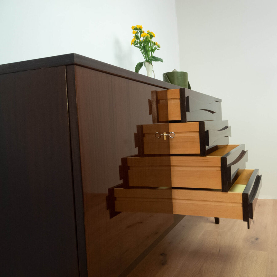 Sideboard Hochglanz in Schwarzbraun 1960er Jahre Mid-century Modern Design Style Retro Möbel