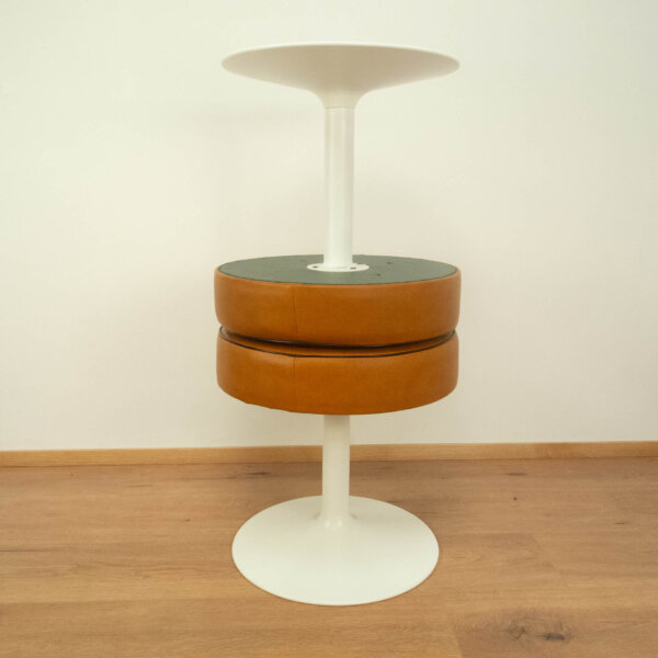 2 Hocker Metallfuss und Kunstlederbezug 1950er Jahre Mid-century Modern Design Style Retro Möbel
