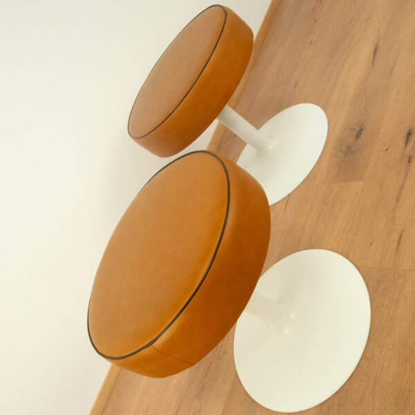 2 Hocker Metallfuss und Kunstlederbezug 1950er Jahre Mid-century Modern Design Style Retro Möbel