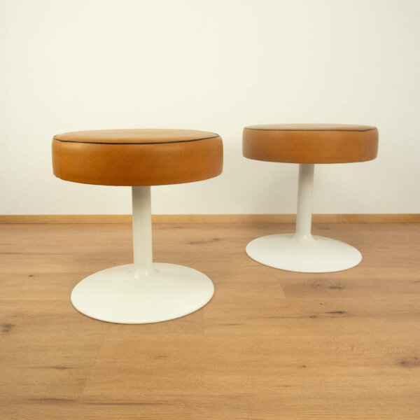 2 Hocker Metallfuss und Kunstlederbezug 1950er Jahre Mid-century Modern Design Style Retro Möbel