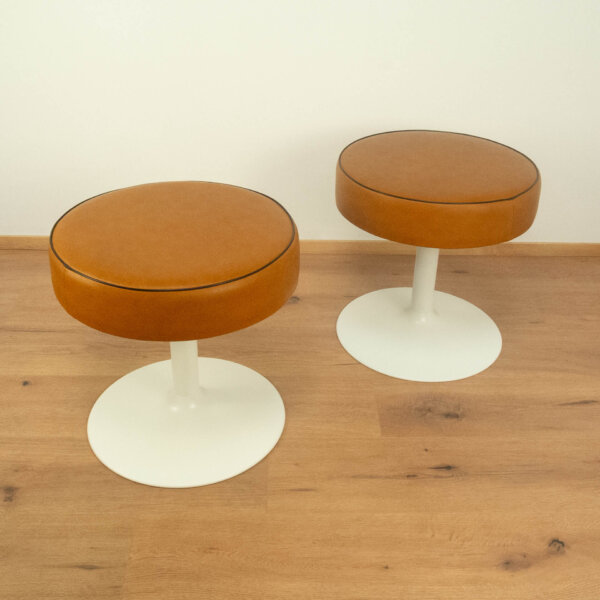 2 Hocker Metallfuss und Kunstlederbezug 1950er Jahre Mid-century Modern Design Style Retro Möbel
