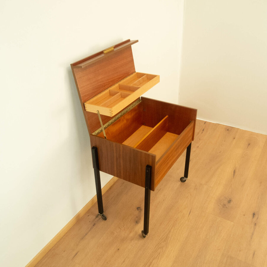 1082 Rollbares Nähkästchen Nussbaum Buche 1960er Jahre Mid-century Modern Design Style Retro Möbel