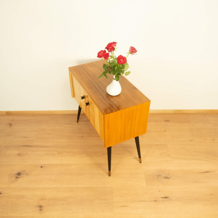 Kleine Kommode mit Senkrechten Zierstreifen 1960er Jahre Mid-century Modern Design Style Retro Möbel