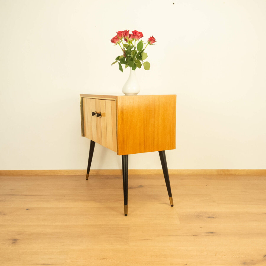 Kleine Kommode mit Senkrechten Zierstreifen 1960er Jahre Mid-century Modern Design Style Retro Möbel