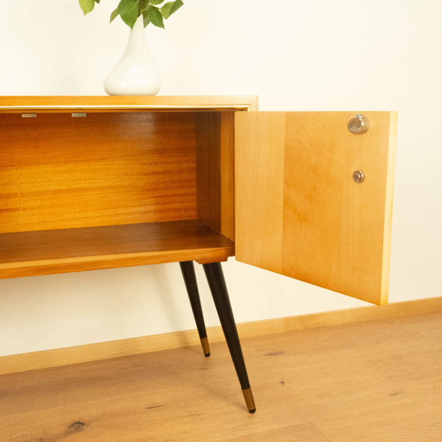 Kleine Kommode mit Senkrechten Zierstreifen 1960er Jahre Mid-century Modern Design Style Retro Möbel