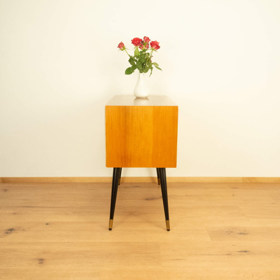 Kleine Kommode mit Senkrechten Zierstreifen 1960er Jahre Mid-century Modern Design Style Retro Möbel