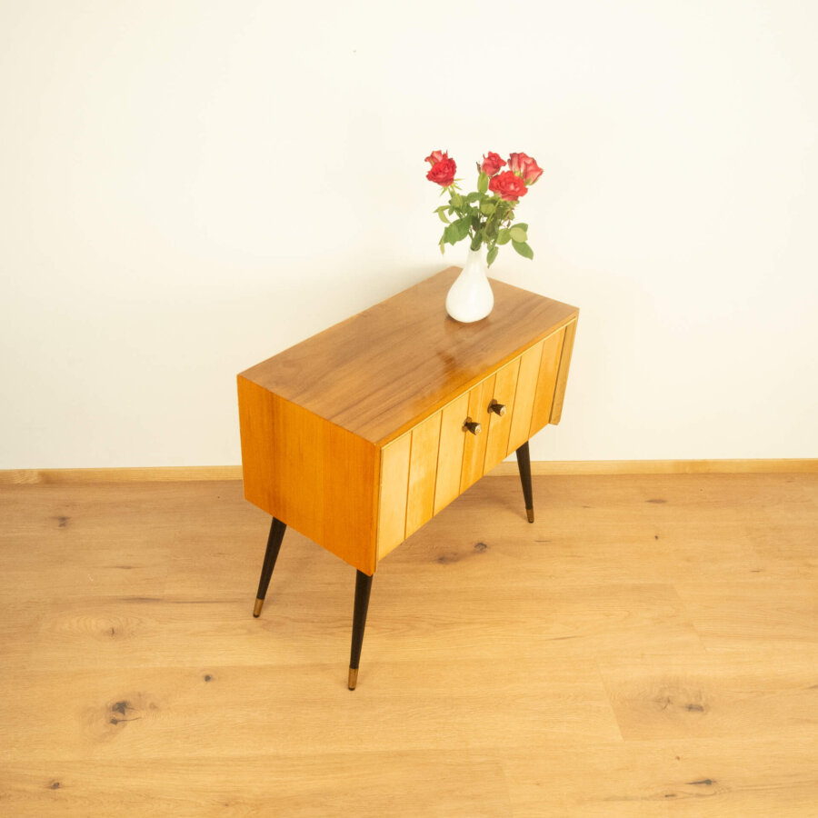 Kleine Kommode mit Senkrechten Zierstreifen 1960er Jahre Mid-century Modern Design Style Retro Möbel