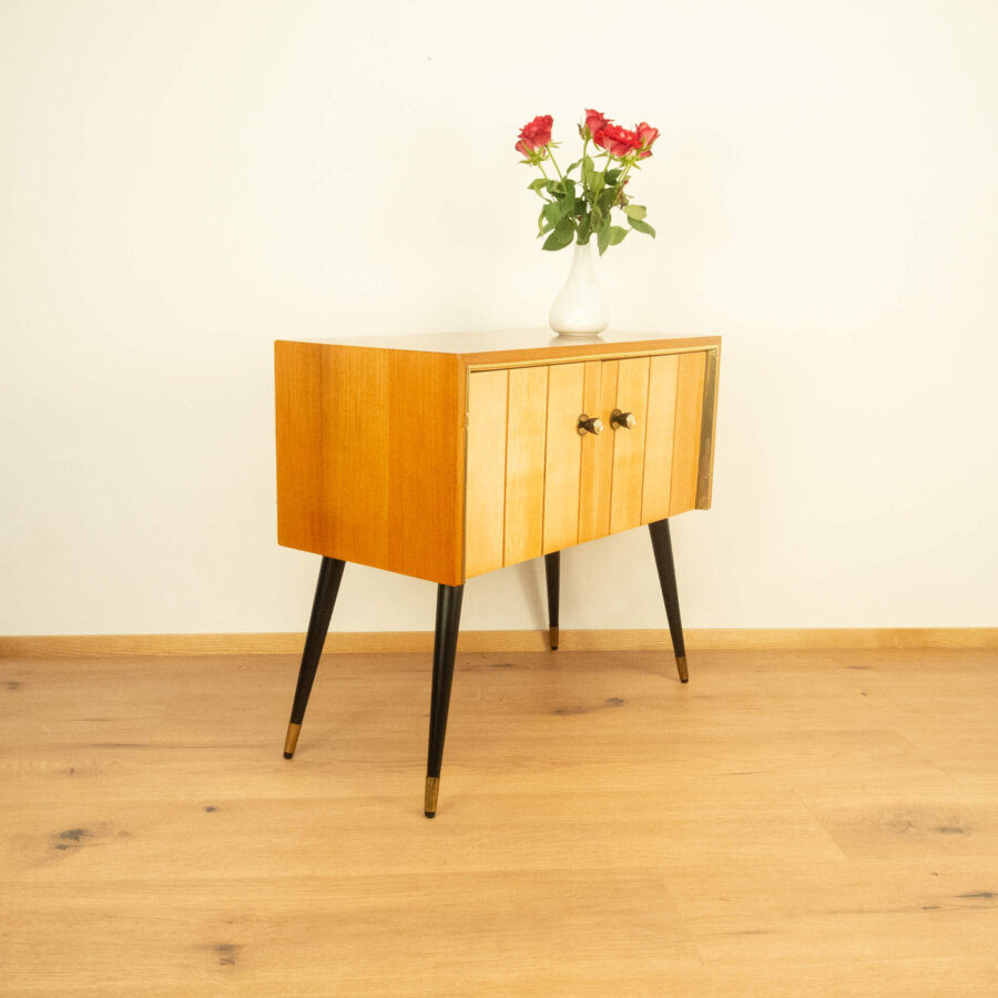 Kleine Kommode mit Senkrechten Zierstreifen 1960er Jahre Mid-century Modern Design Style Retro Möbel