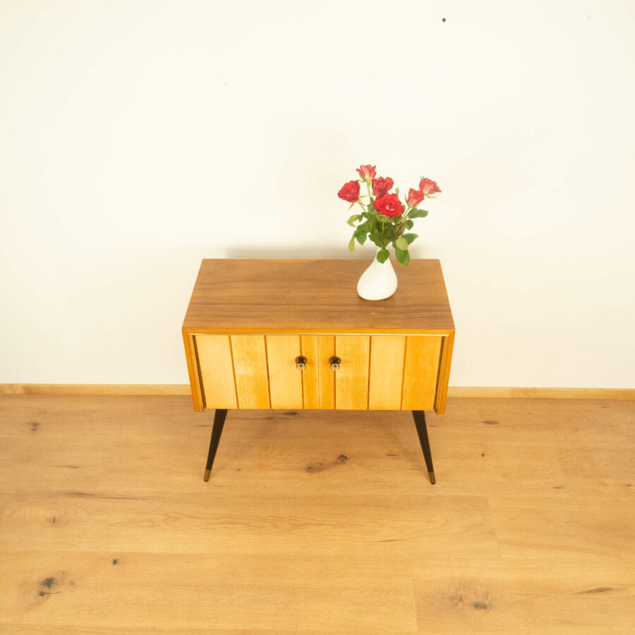 Kleine Kommode mit Senkrechten Zierstreifen 1960er Jahre Mid-century Modern Design Style Retro Möbel