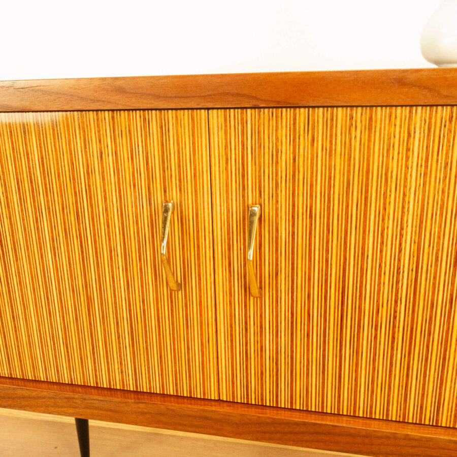 Kleine Kommode mit Senkrechten Zierstreifen Nussbaum 1960er Jahre Mid-century Modern Design Style Retro Möbel