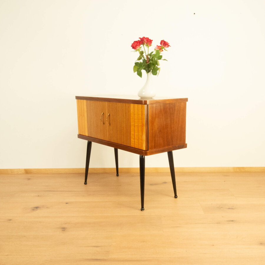 Kleine Kommode mit Senkrechten Zierstreifen Nussbaum 1960er Jahre Mid-century Modern Design Style Retro Möbel