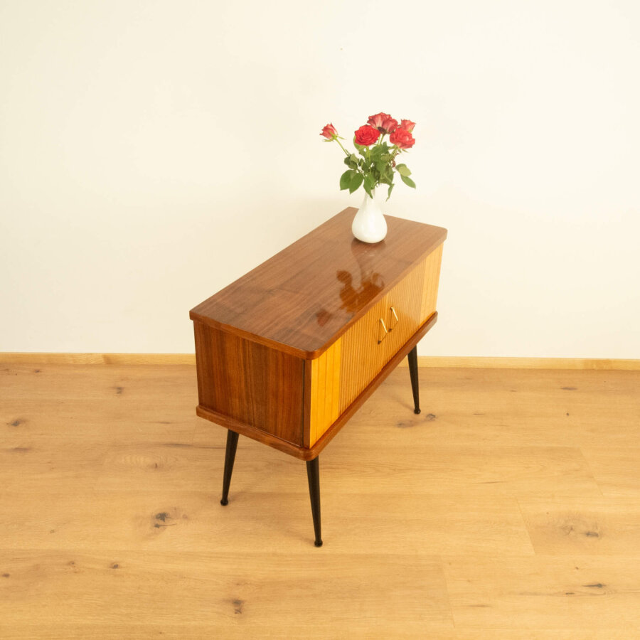 Kleine Kommode mit Senkrechten Zierstreifen Nussbaum 1960er Jahre Mid-century Modern Design Style Retro Möbel
