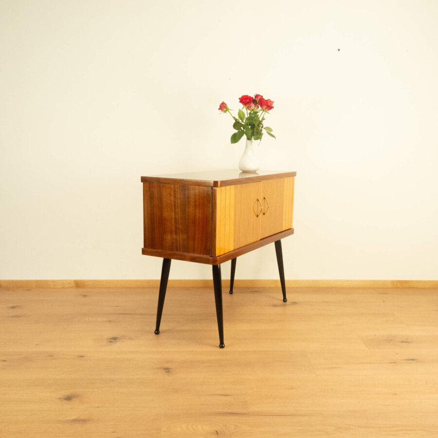 Kleine Kommode mit Senkrechten Zierstreifen Nussbaum 1960er Jahre Mid-century Modern Design Style Retro Möbel