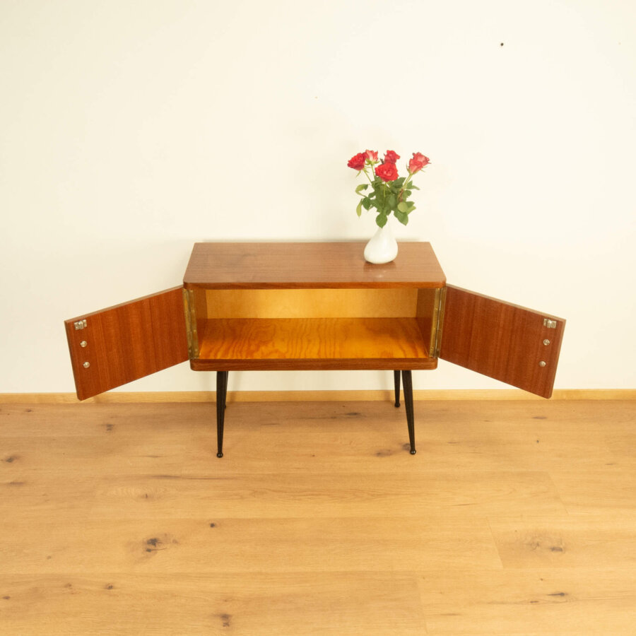 Kleine Kommode mit Senkrechten Zierstreifen Nussbaum 1960er Jahre Mid-century Modern Design Style Retro Möbel