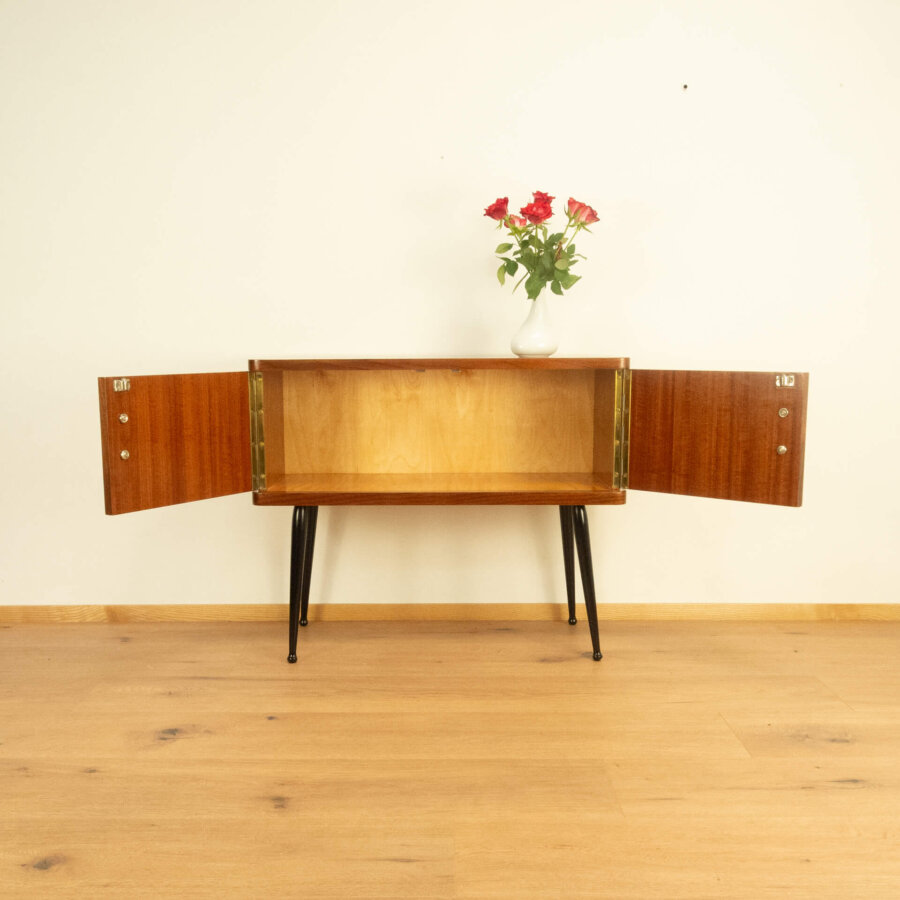 Kleine Kommode mit Senkrechten Zierstreifen Nussbaum 1960er Jahre Mid-century Modern Design Style Retro Möbel