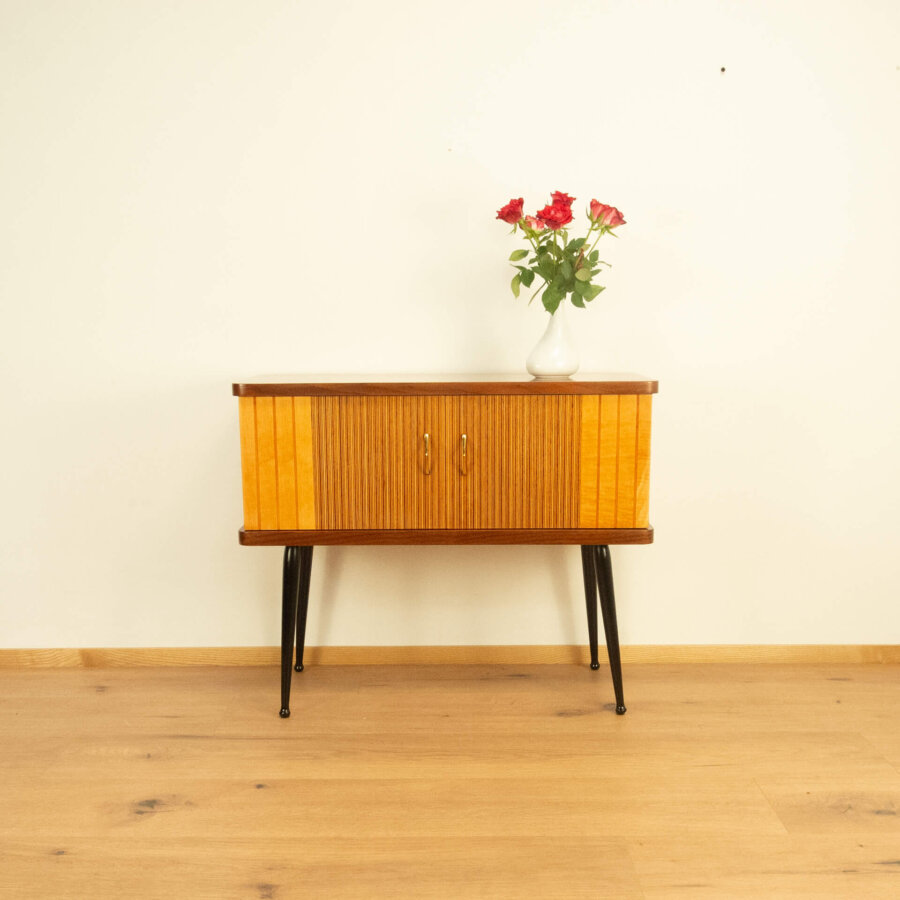 Kleine Kommode mit Senkrechten Zierstreifen Nussbaum 1960er Jahre Mid-century Modern Design Style Retro Möbel