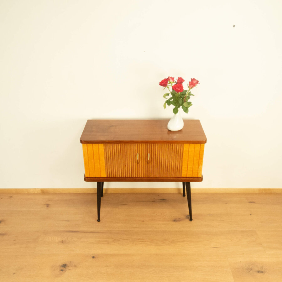 Kleine Kommode mit Senkrechten Zierstreifen Nussbaum 1960er Jahre Mid-century Modern Design Style Retro Möbel