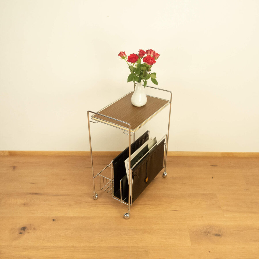 Rollbarer Servierwagen Zeitungsständer Chromgestell mit Echtleder 1960er Jahre Mid-century Modern Design Style Retro Möbel