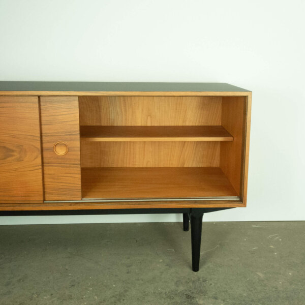 Sideboard Nussbaum mit Schwarzer Resopalplatte 1960er Jahre Mid-century Modern Design Style Retro Möbel