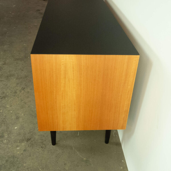 Sideboard Nussbaum mit Schwarzer Resopalplatte 1960er Jahre Mid-century Modern Design Style Retro Möbel