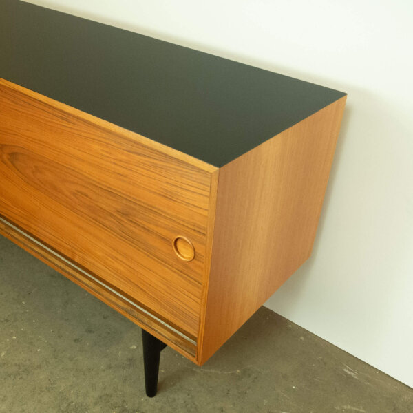 Sideboard Nussbaum mit Schwarzer Resopalplatte 1960er Jahre Mid-century Modern Design Style Retro Möbel