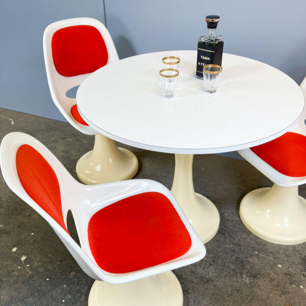 Set Aus 3 Tulpenstuehlen Und Tisch Kunststoff 1970er Jahre Mid-century Modern Design Style Retro Furniture