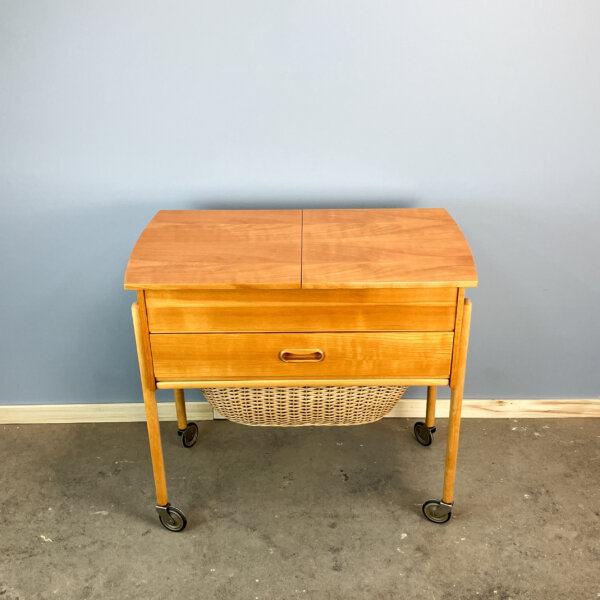 Rollbares Naehkaestchen Birnbaum Buche Korbgeflecht 60er Jahre Mid-century Modern Design Style Retro Furniture