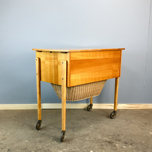 Rollbares Naehkaestchen Birnbaum Buche Korbgeflecht 60er Jahre Mid-century Modern Design Style Retro Furniture