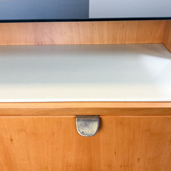 Kleine Kommode Mit Schwarzer Und Weisser Glasplatte Birnbaum 50er Jahre Mid-century Modern Design Style Retro Furniture
