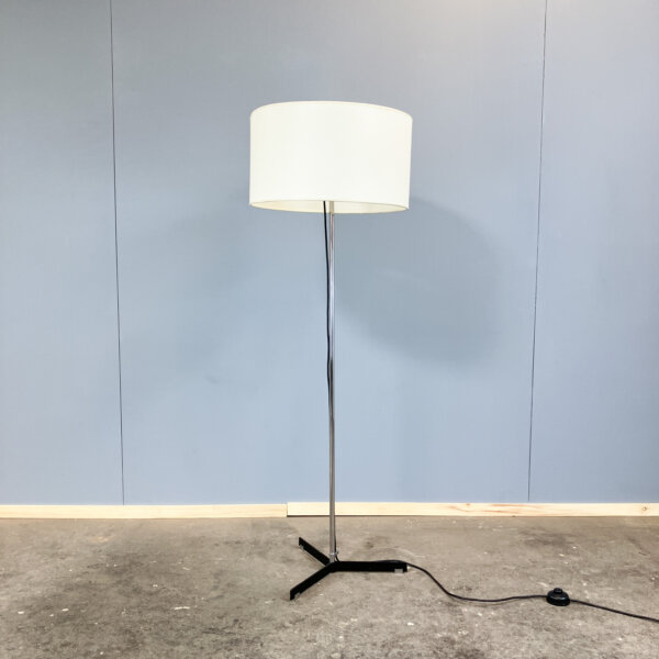 Stehleuchte Von Staff Chrom Und Schwarz Lackiertes Metall Mit Stoffschirm 70er Jahre Mid-century Modern Design Style Retro Furniture