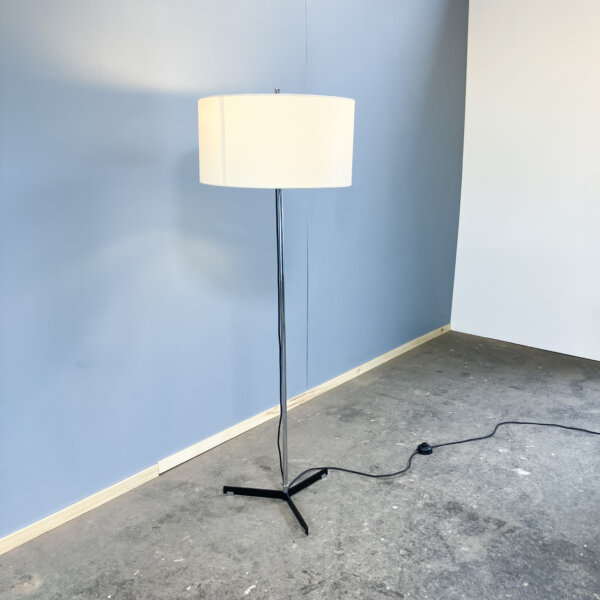 Stehleuchte Von Staff Chrom Und Schwarz Lackiertes Metall Mit Stoffschirm 70er Jahre Mid-century Modern Design Style Retro Furniture