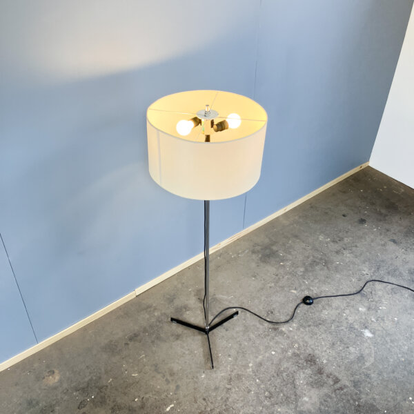 Stehleuchte Von Staff Chrom Und Schwarz Lackiertes Metall Mit Stoffschirm 70er Jahre Mid-century Modern Design Style Retro Furniture