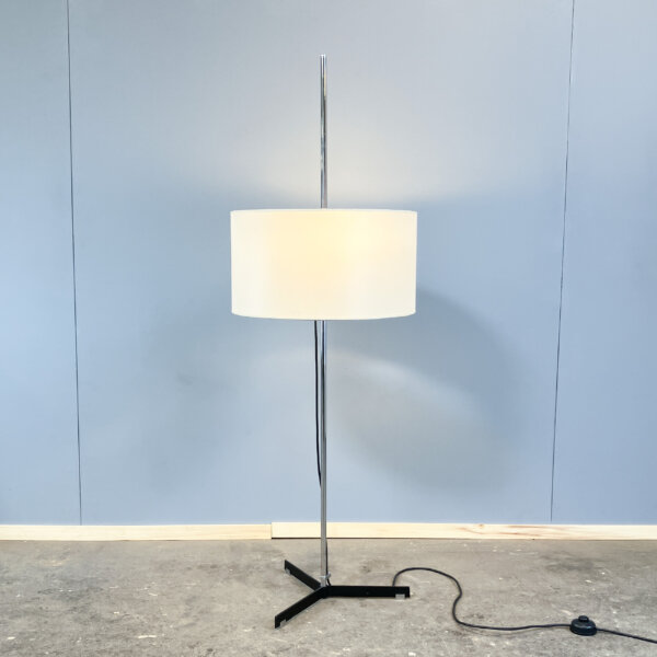 Stehleuchte Von Staff Chrom Und Schwarz Lackiertes Metall Mit Stoffschirm 70er Jahre Mid-century Modern Design Style Retro Furniture