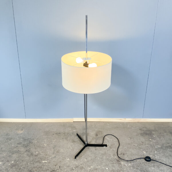 Stehleuchte Von Staff Chrom Und Schwarz Lackiertes Metall Mit Stoffschirm 70er Jahre Mid-century Modern Design Style Retro Furniture