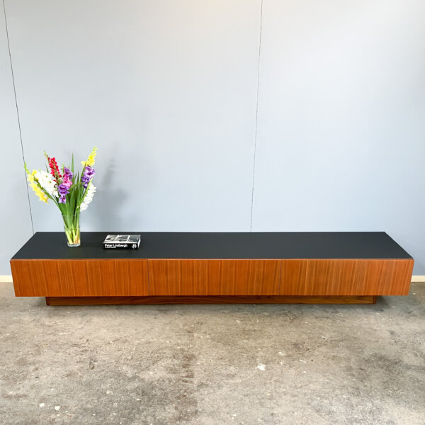 Xxl Lowboard Im Bauhaus Design Teak Und Schwarze Resopalplatte 60er Jahre Mid-century Modern Design Style Retro Furniture