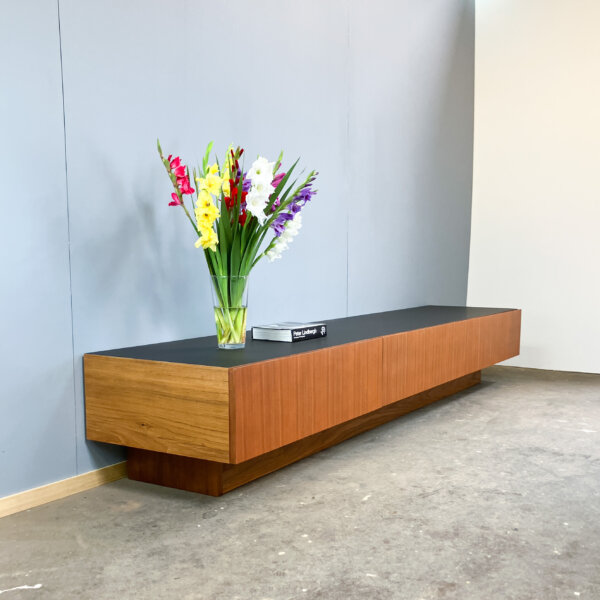Xxl Lowboard Im Bauhaus Design Teak Und Schwarze Resopalplatte 60er Jahre Mid-century Modern Design Style Retro Furniture
