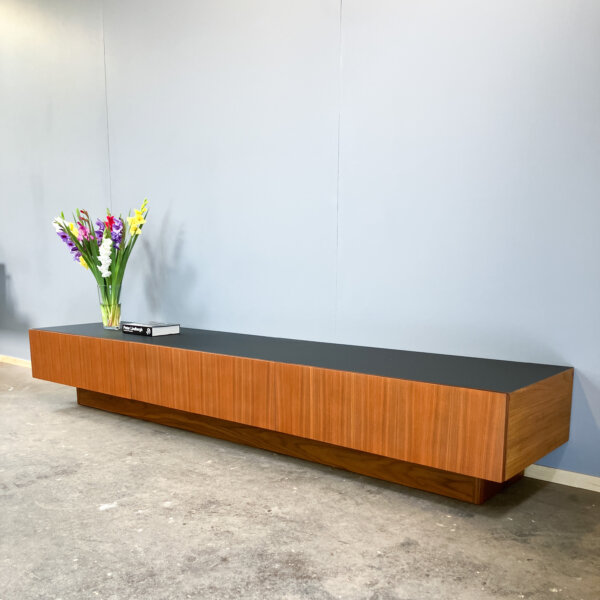 Xxl Lowboard Im Bauhaus Design Teak Und Schwarze Resopalplatte 60er Jahre Mid-century Modern Design Style Retro Furniture