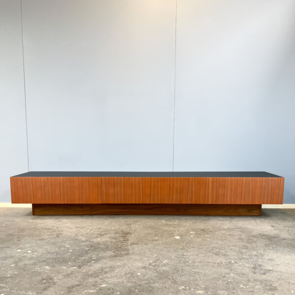 Xxl Lowboard Im Bauhaus Design Teak Und Schwarze Resopalplatte 60er Jahre Mid-century Modern Design Style Retro Furniture