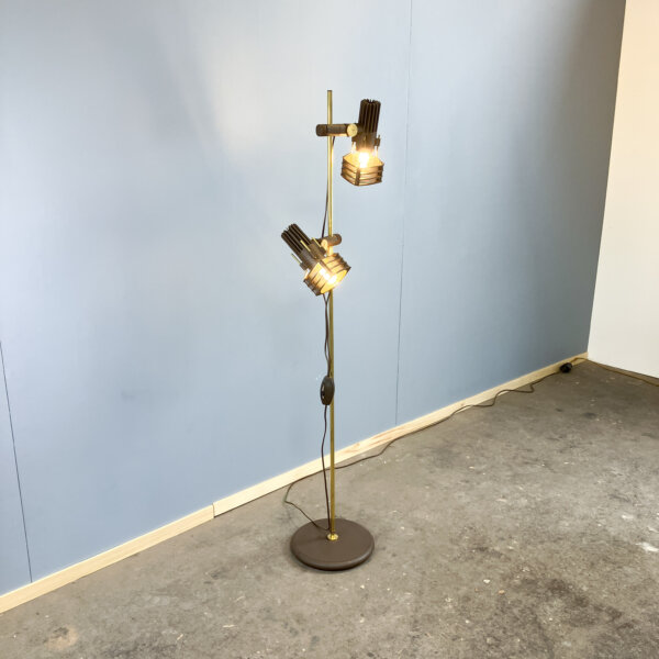 2 Flammige Stehlampe Von Hustadt Leuchten Kunststoffstrahler An Messingstange 70er Jahre Mid-century Modern Design Style Retro Furniture